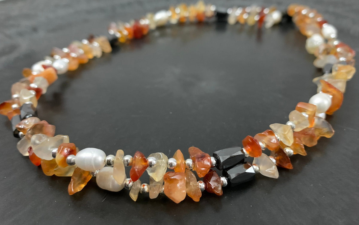 Lange Magnet-Kette mit Süßwasserperlen und Karneol oder Unakit