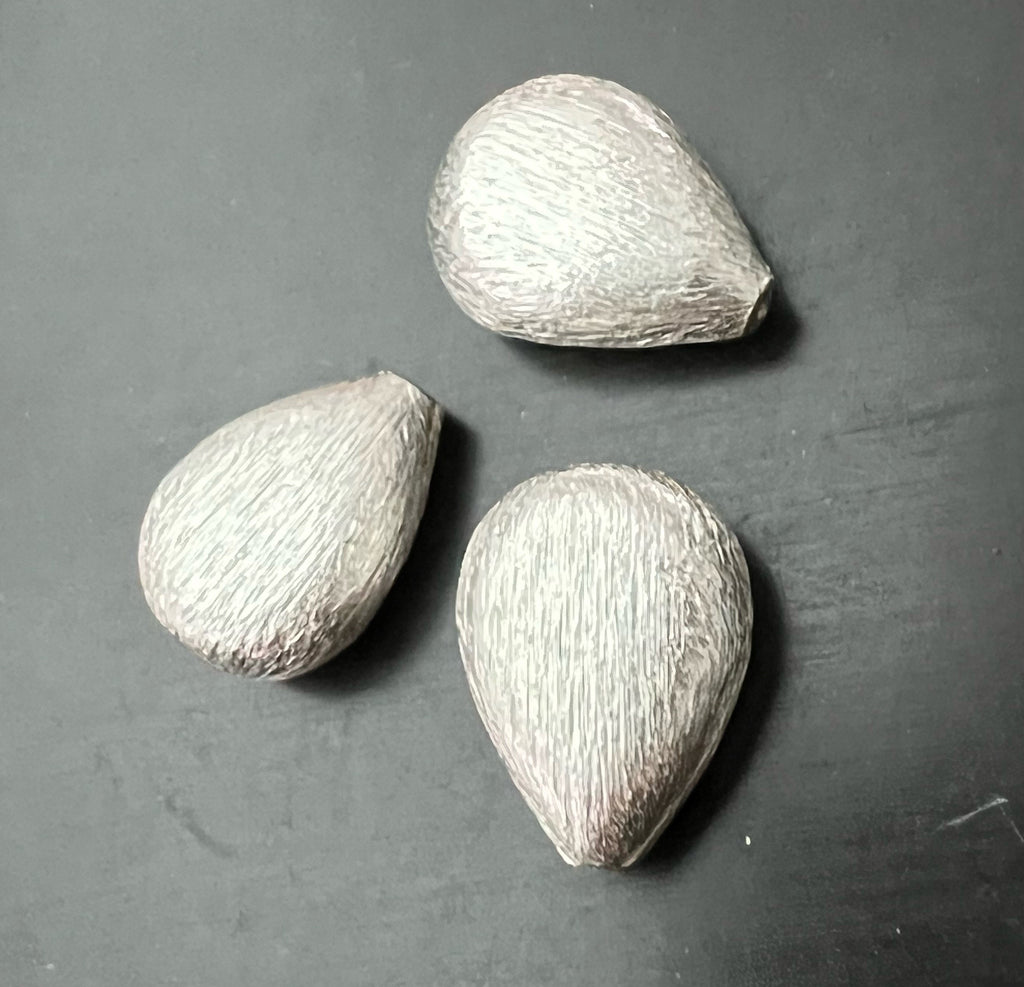 Kupfer Tropfen Perle, versilbert, gebürstet, 15 × 12 mm | E1