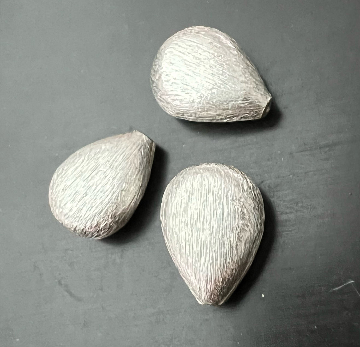Kupfer Tropfen Perle, versilbert, gebürstet, 15 × 12 mm | E1