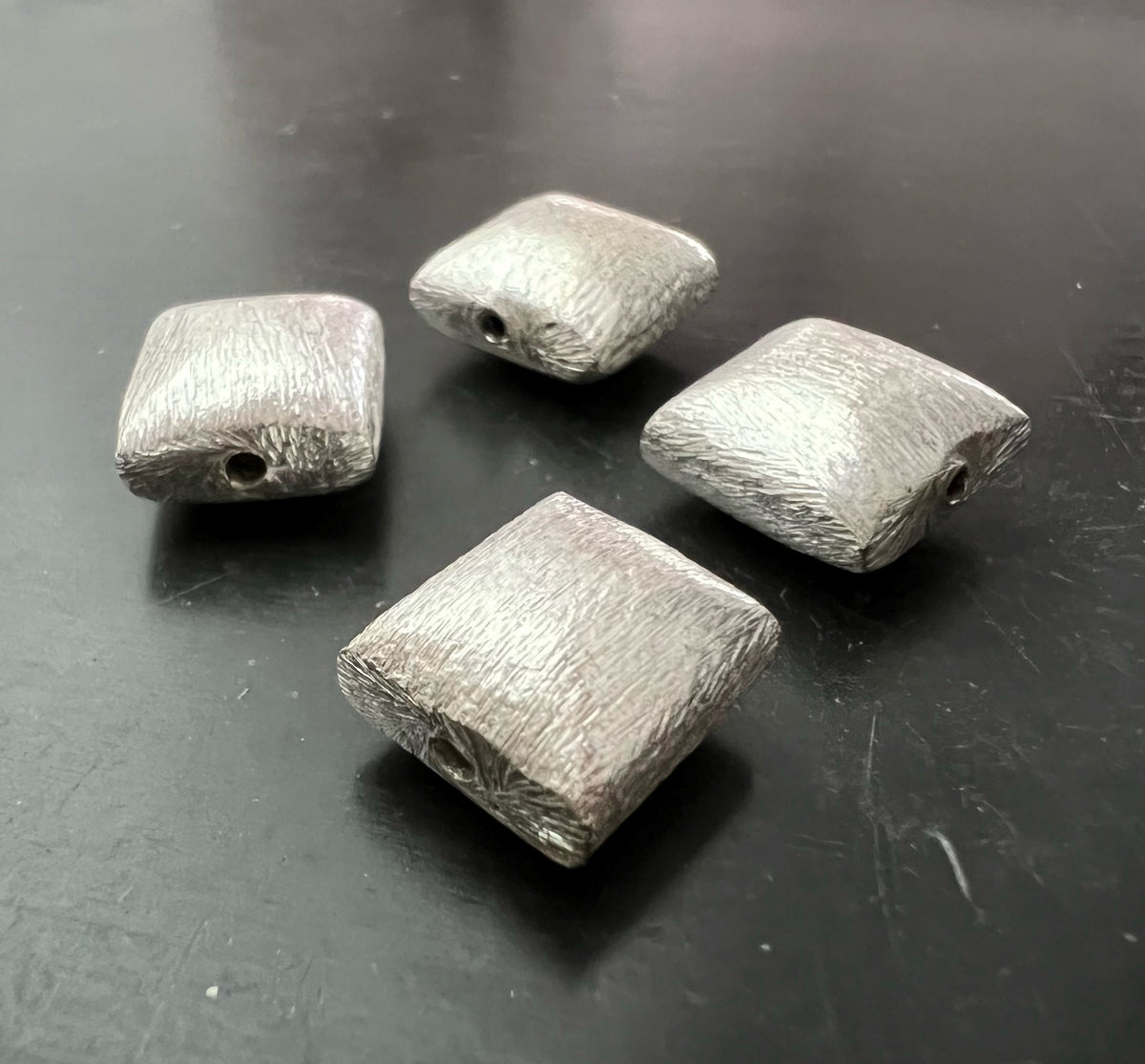 Kupfer Kissen Perle, Quadrat, versilbert, gebürstet, 10 mm | E2