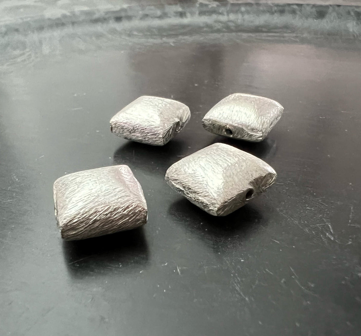 Kupfer Kissen Perle, Quadrat, versilbert, gebürstet, 10 mm | E2