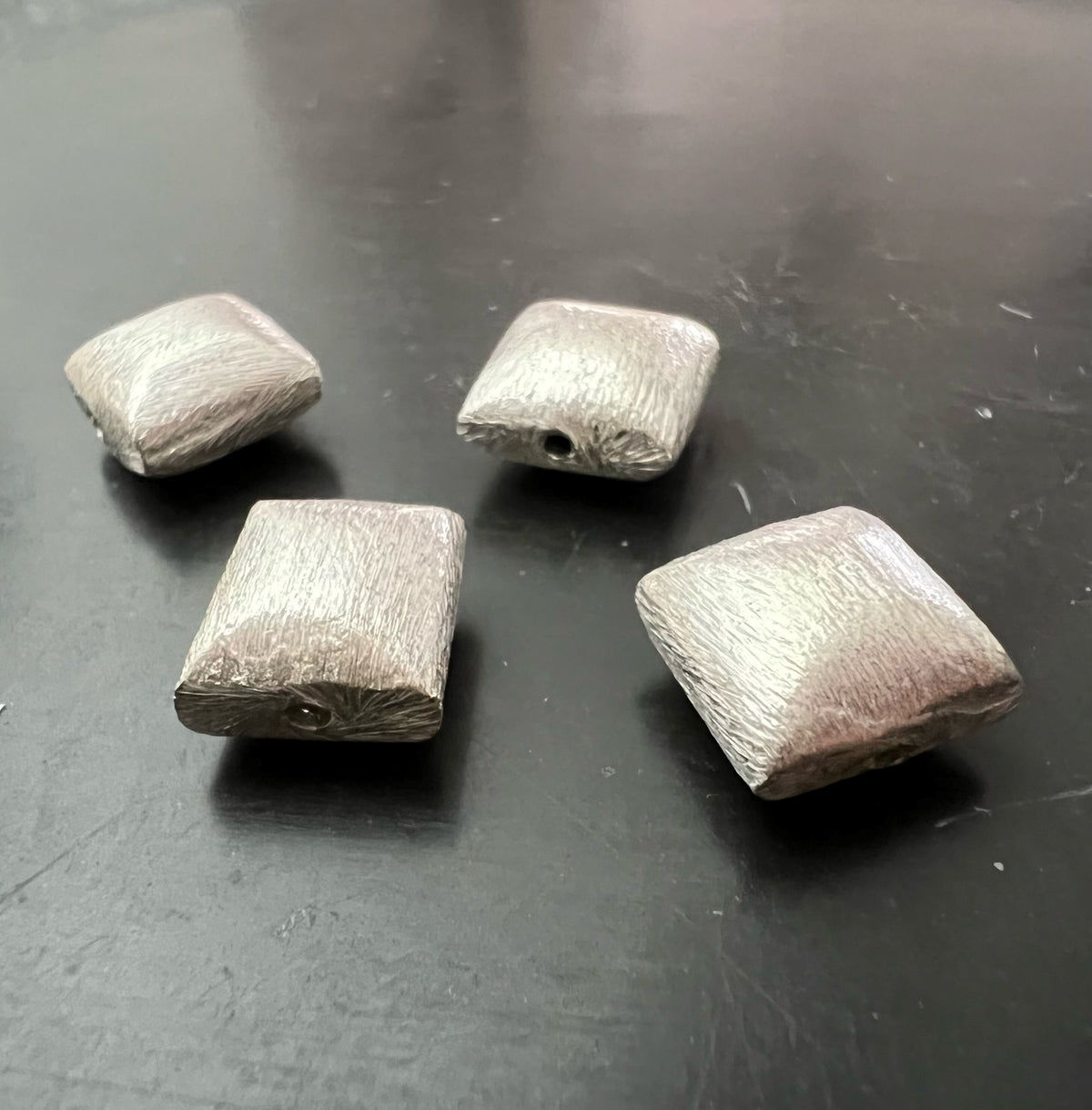 Kupfer Kissen Perle, Quadrat, versilbert, gebürstet, 10 mm | E2