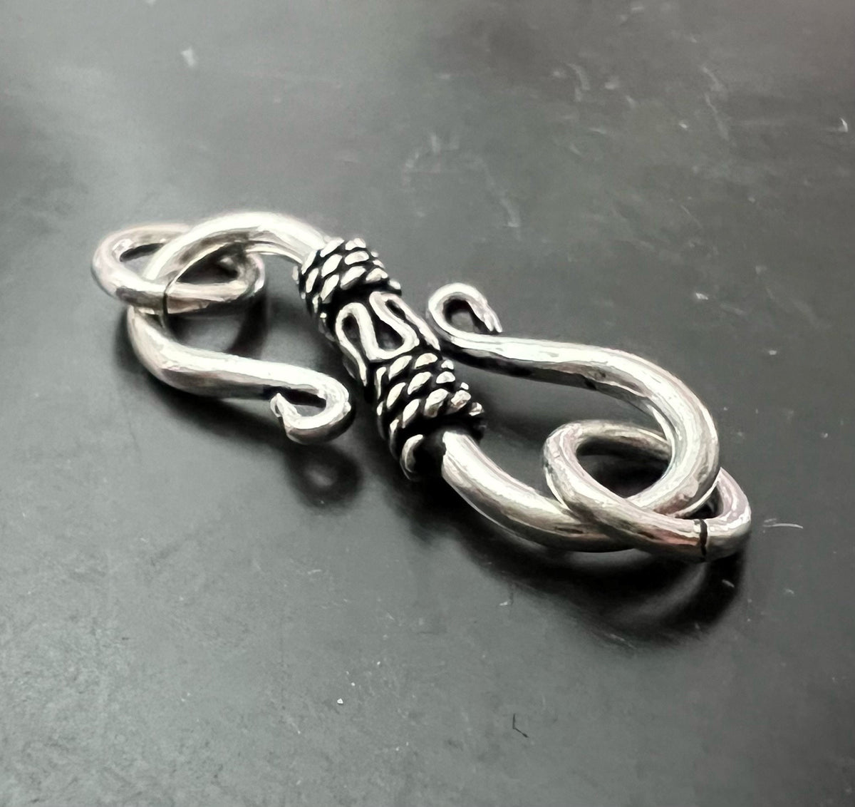 S-Haken-Verschluss Kupfer versilbert, geschwärzt, 22 mm | E6