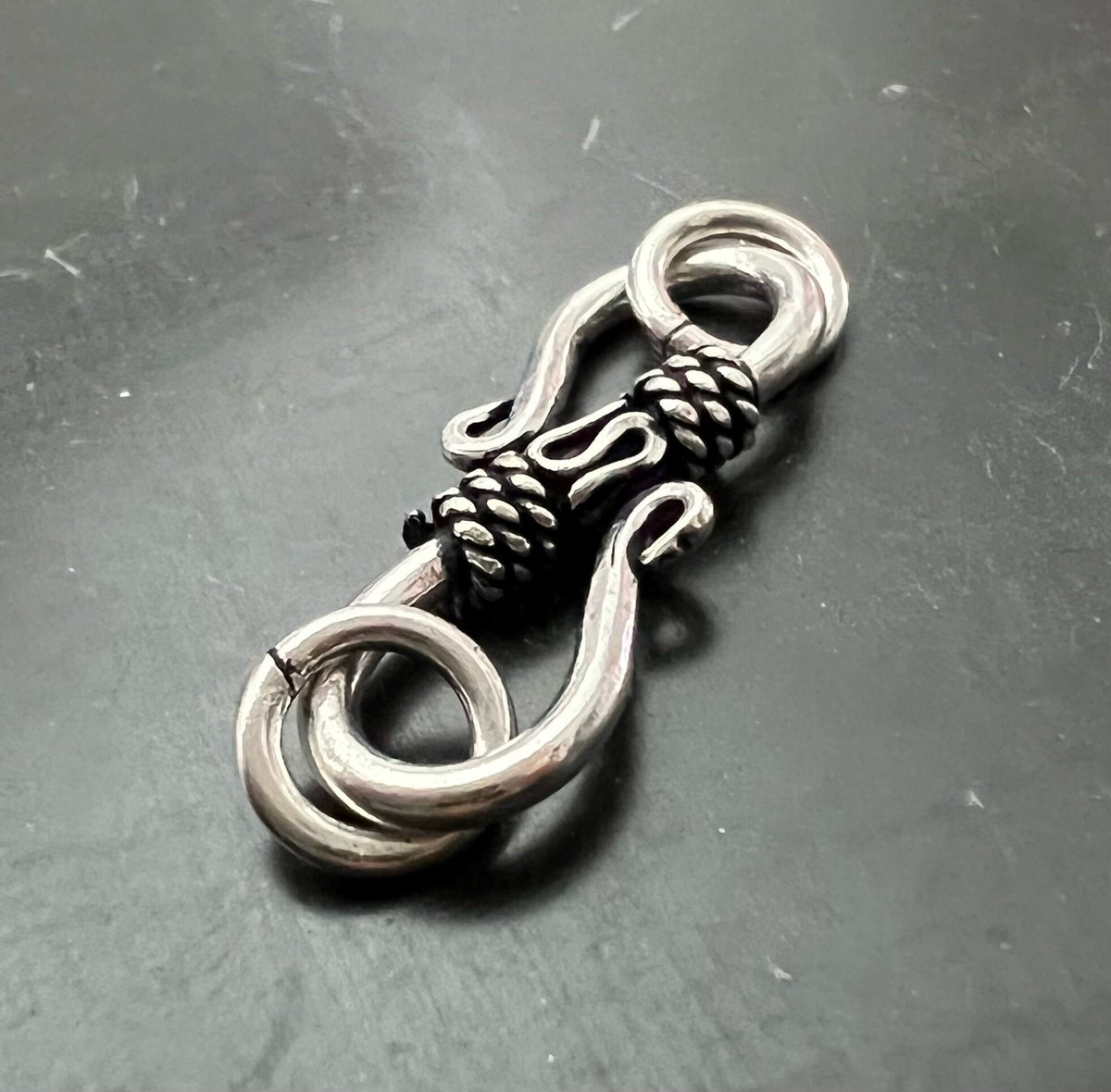 S-Haken-Verschluss Kupfer versilbert, geschwärzt, 22 mm | E6