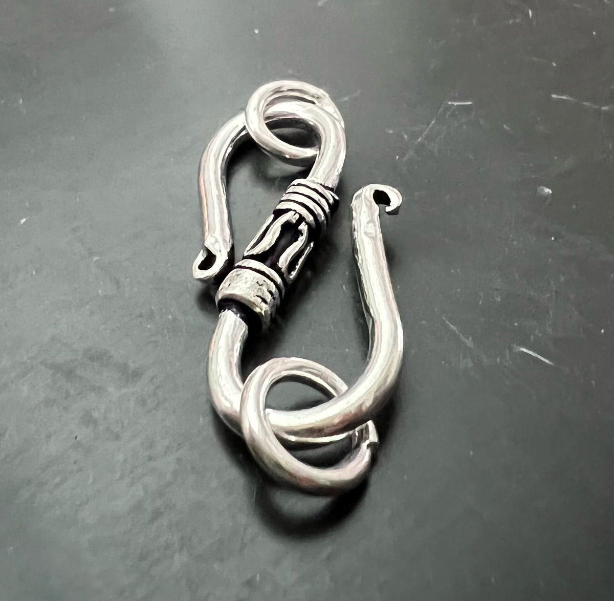 S-Haken-Verschluss Kupfer versilbert, geschwärzt, 28 mm | E7