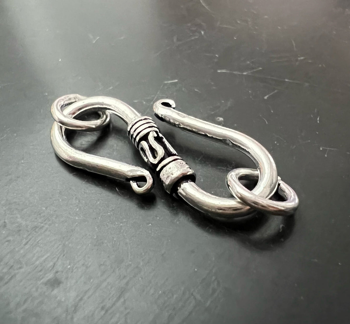 S-Haken-Verschluss Kupfer versilbert, geschwärzt, 28 mm | E7