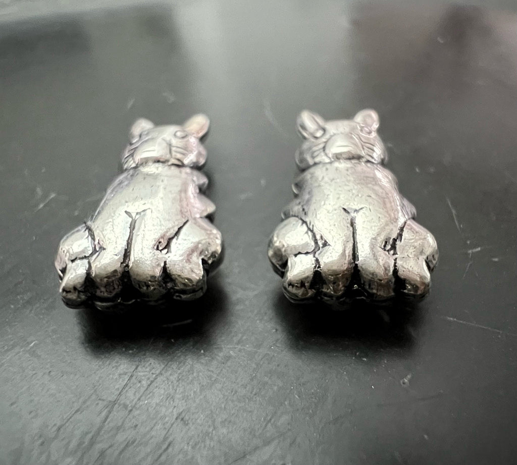 Kupfer Hase Perle, versilbert, geschwärzt, 22 × 11 mm | E12