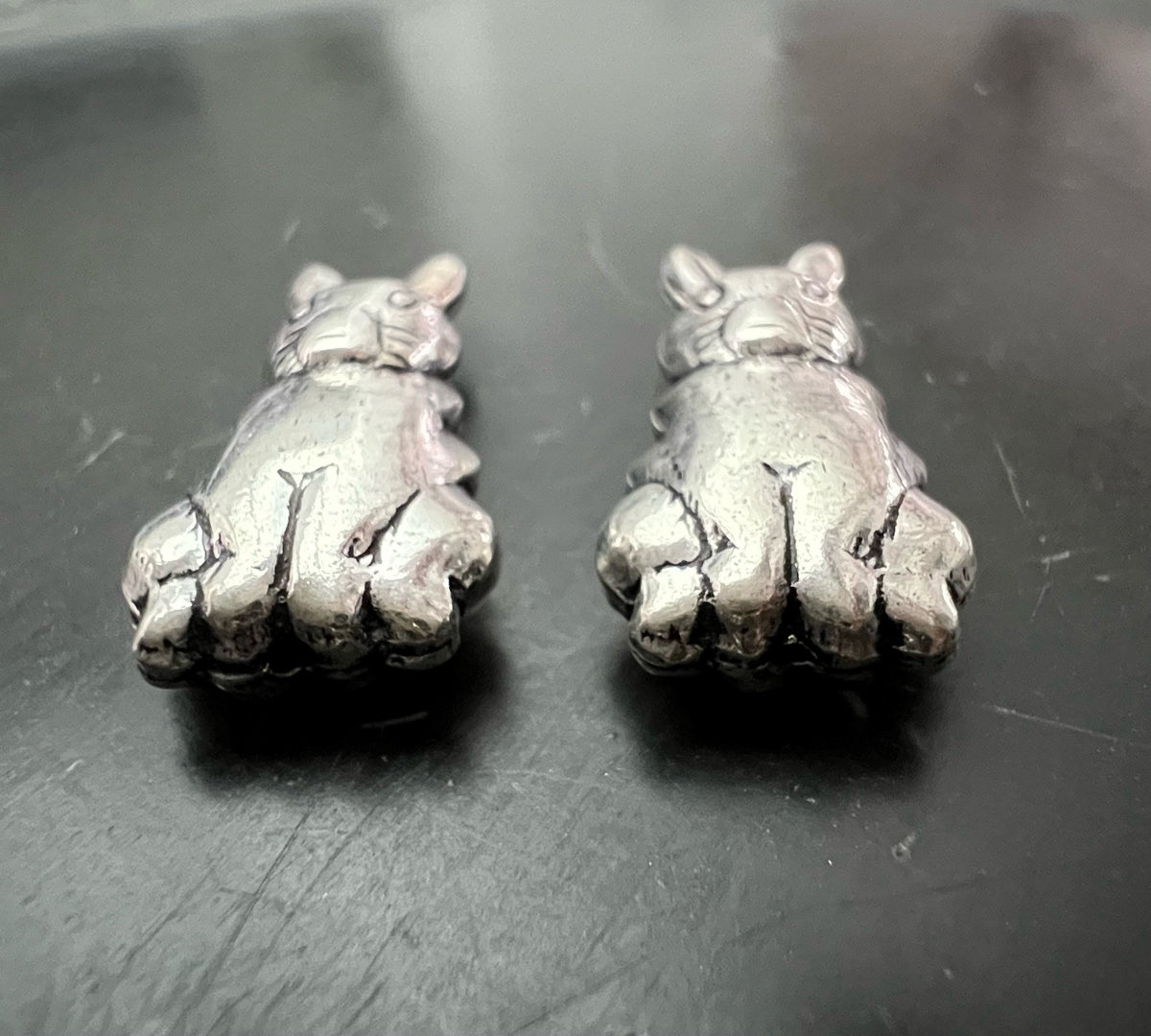Kupfer Hase Perle, versilbert, geschwärzt, 22 × 11 mm | E12