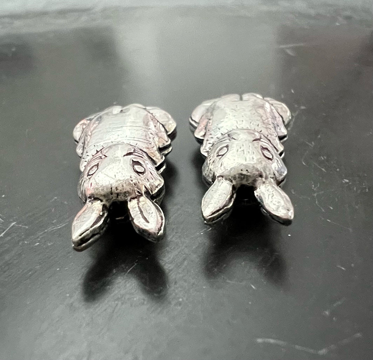 Kupfer Hase Perle, versilbert, geschwärzt, 22 × 11 mm | E12