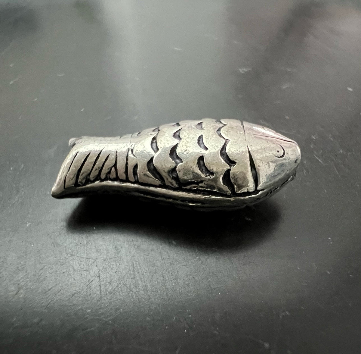 Kupfer Fisch Perle, versilbert, geschwärzt, 21 × 9,5 mm | E13