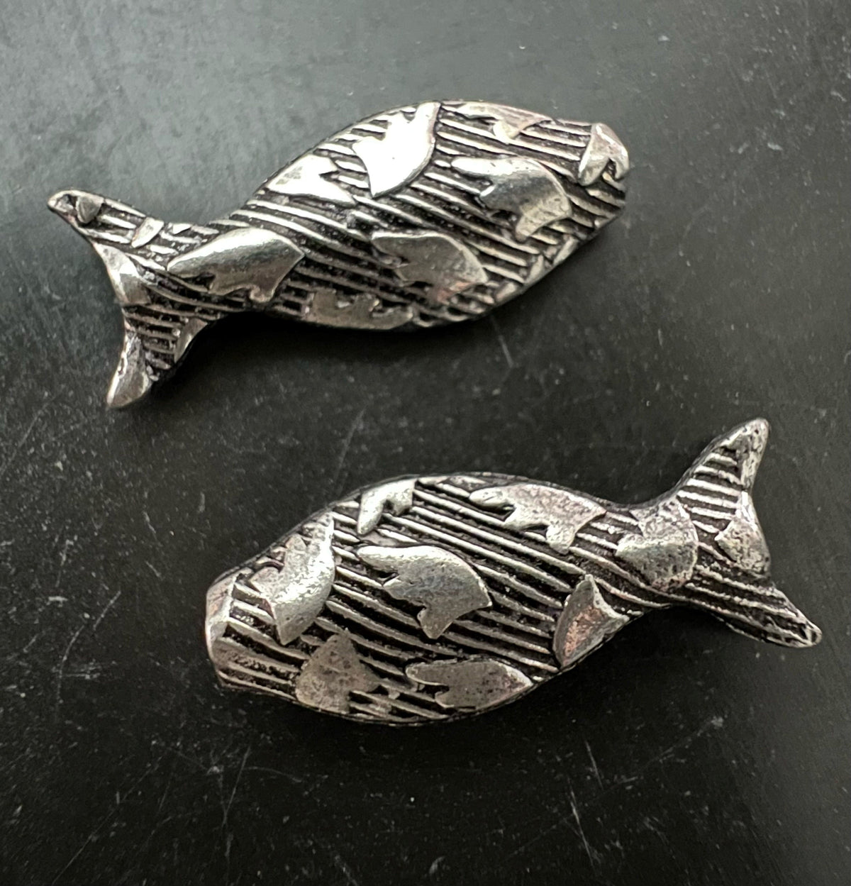 Kupfer Fisch Perle, versilbert, geschwärzt, 20 × 8 mm | E14