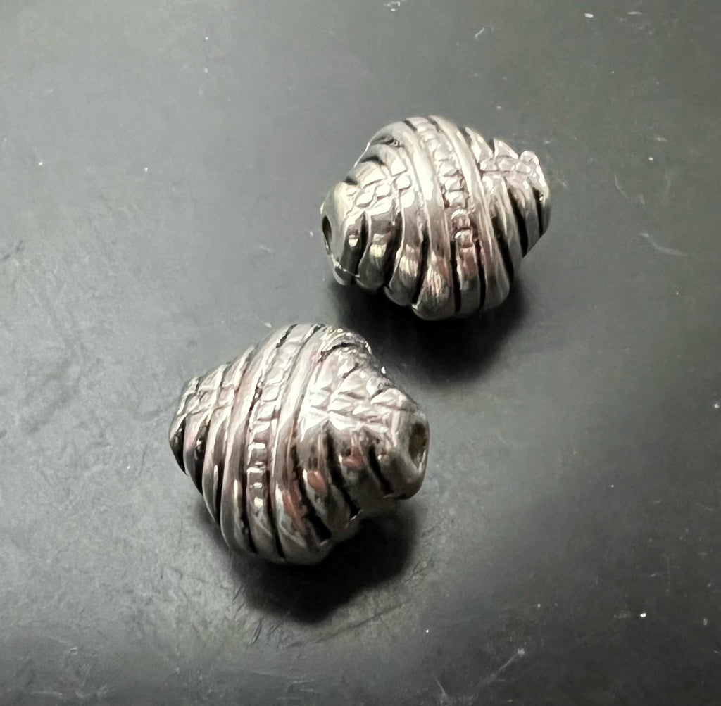 Kupfer Muschel Perle, versilbert, geschwärzt, 17 × 19 mm | E15