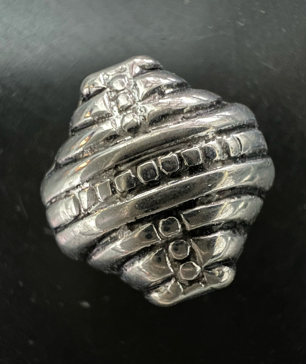 Kupfer Muschel Perle, versilbert, geschwärzt, 17 × 19 mm | E15