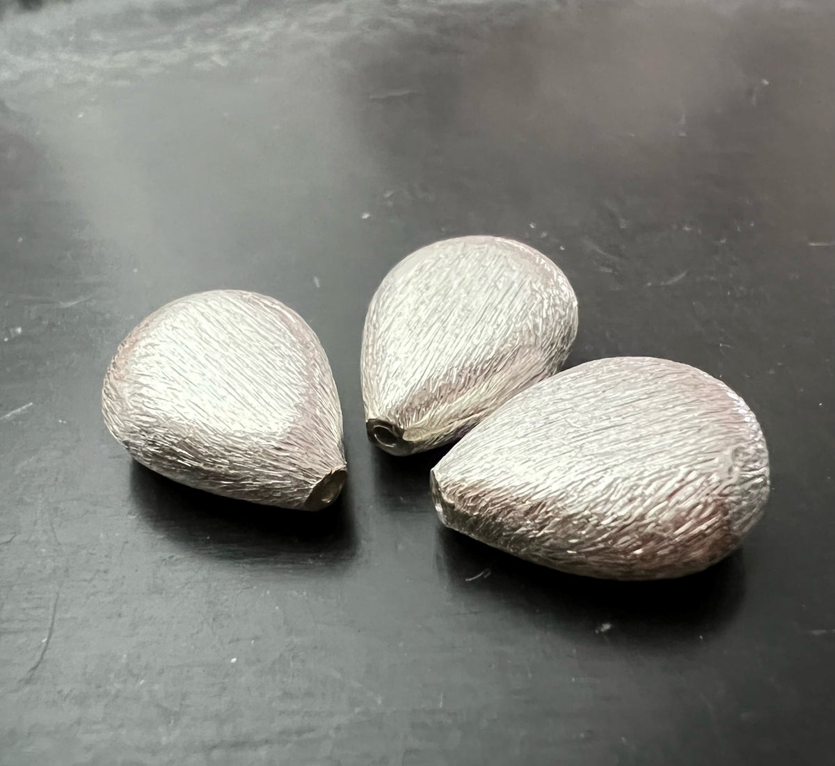 Kupfer Tropfen Perle, versilbert, gebürstet, 15 × 12 mm | E1