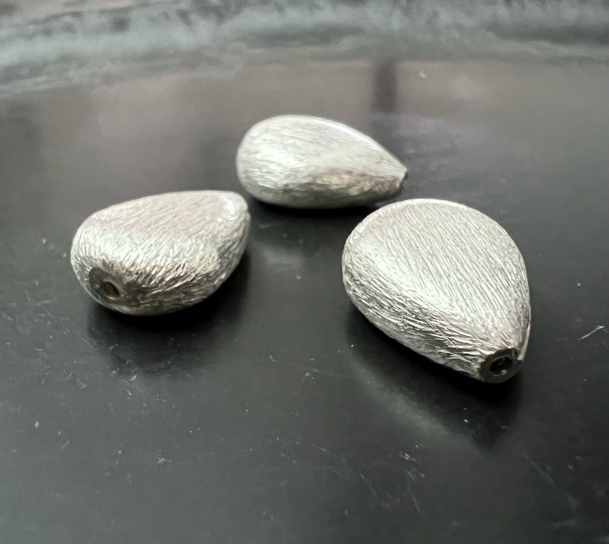 Kupfer Tropfen Perle, versilbert, gebürstet, 15 × 12 mm | E1