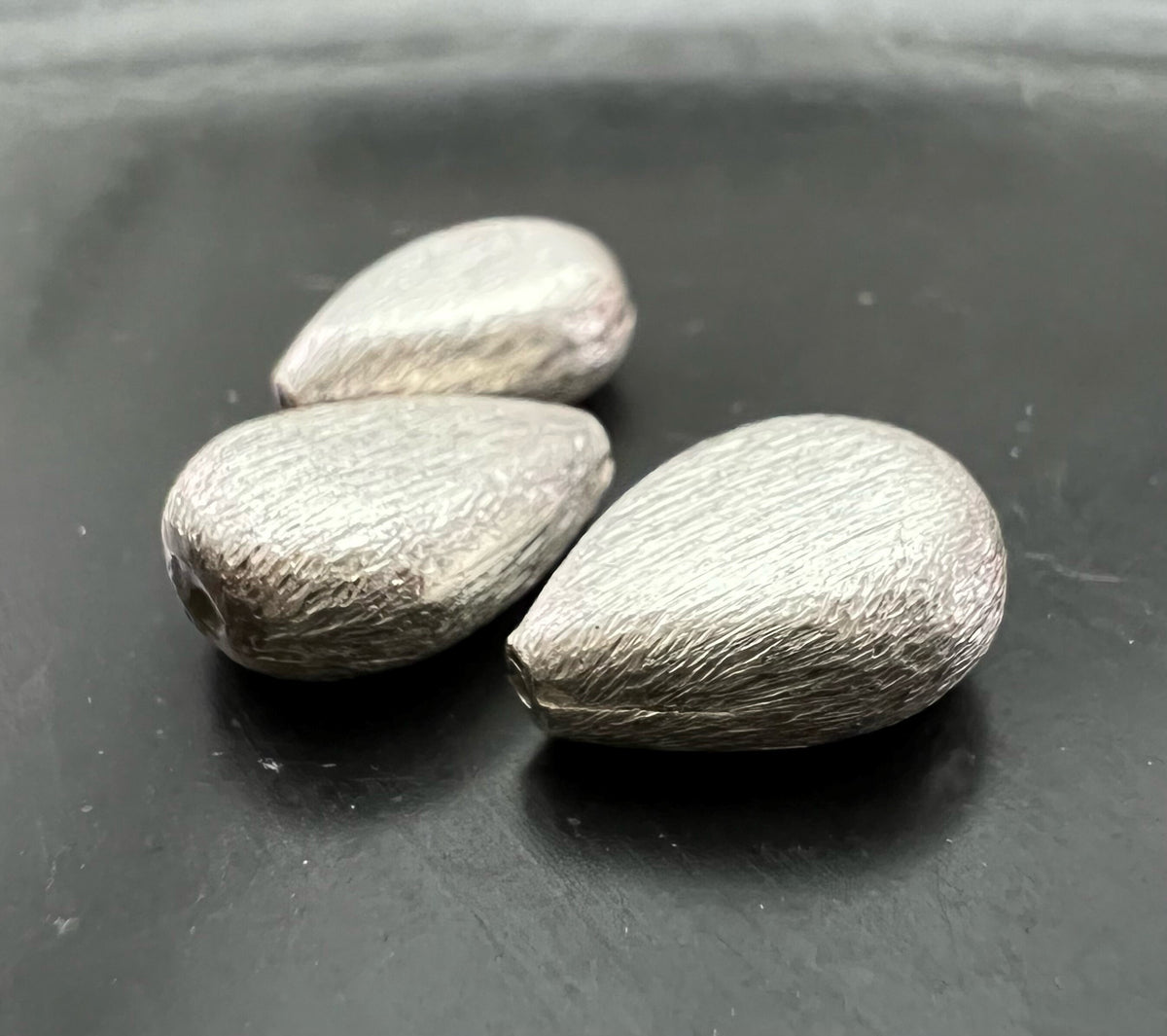 Kupfer Tropfen Perle, versilbert, gebürstet, 15 × 12 mm | E1