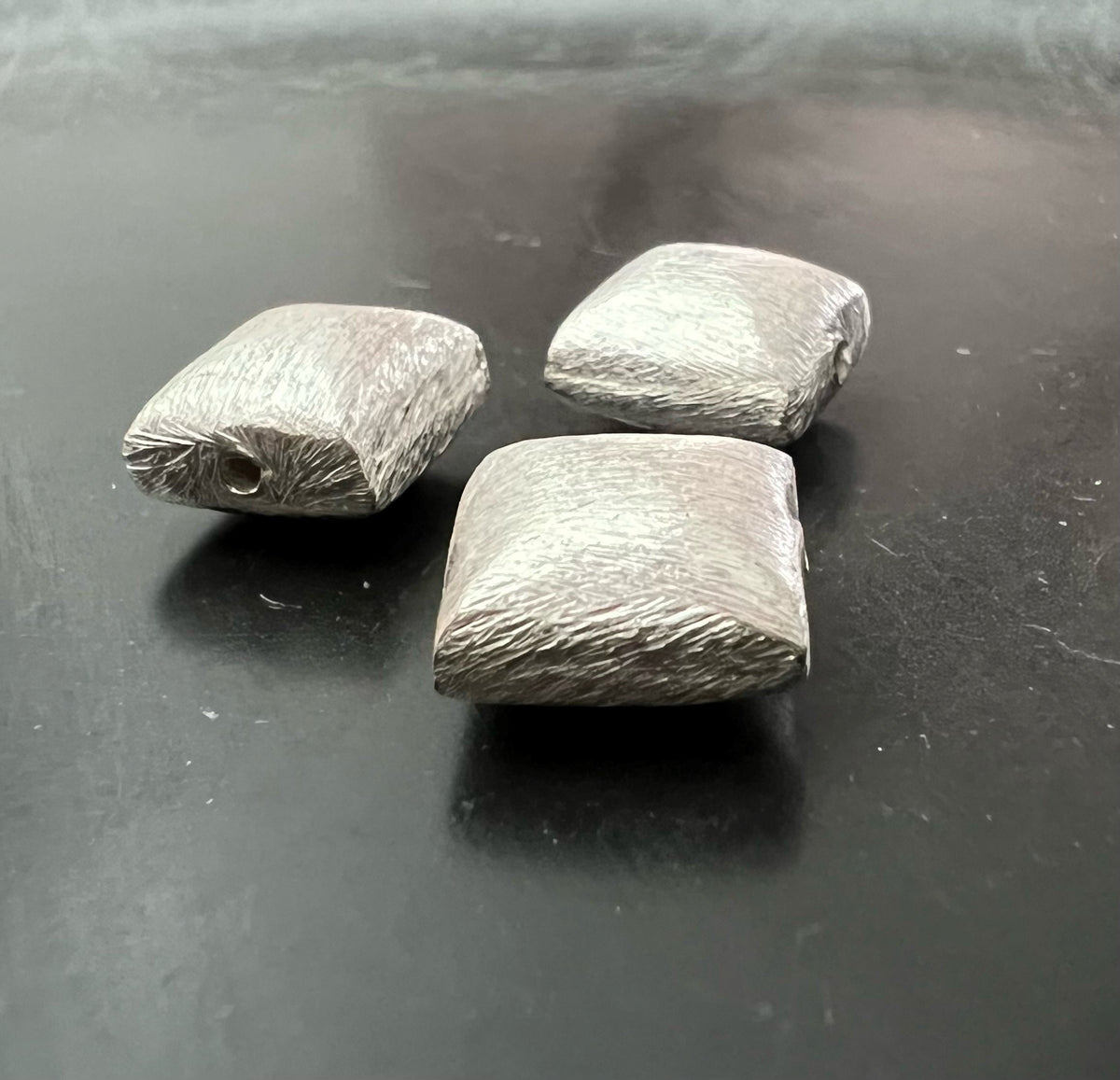 Kupfer Kissen Perle, Quadrat, versilbert, gebürstet, 10 mm | E2