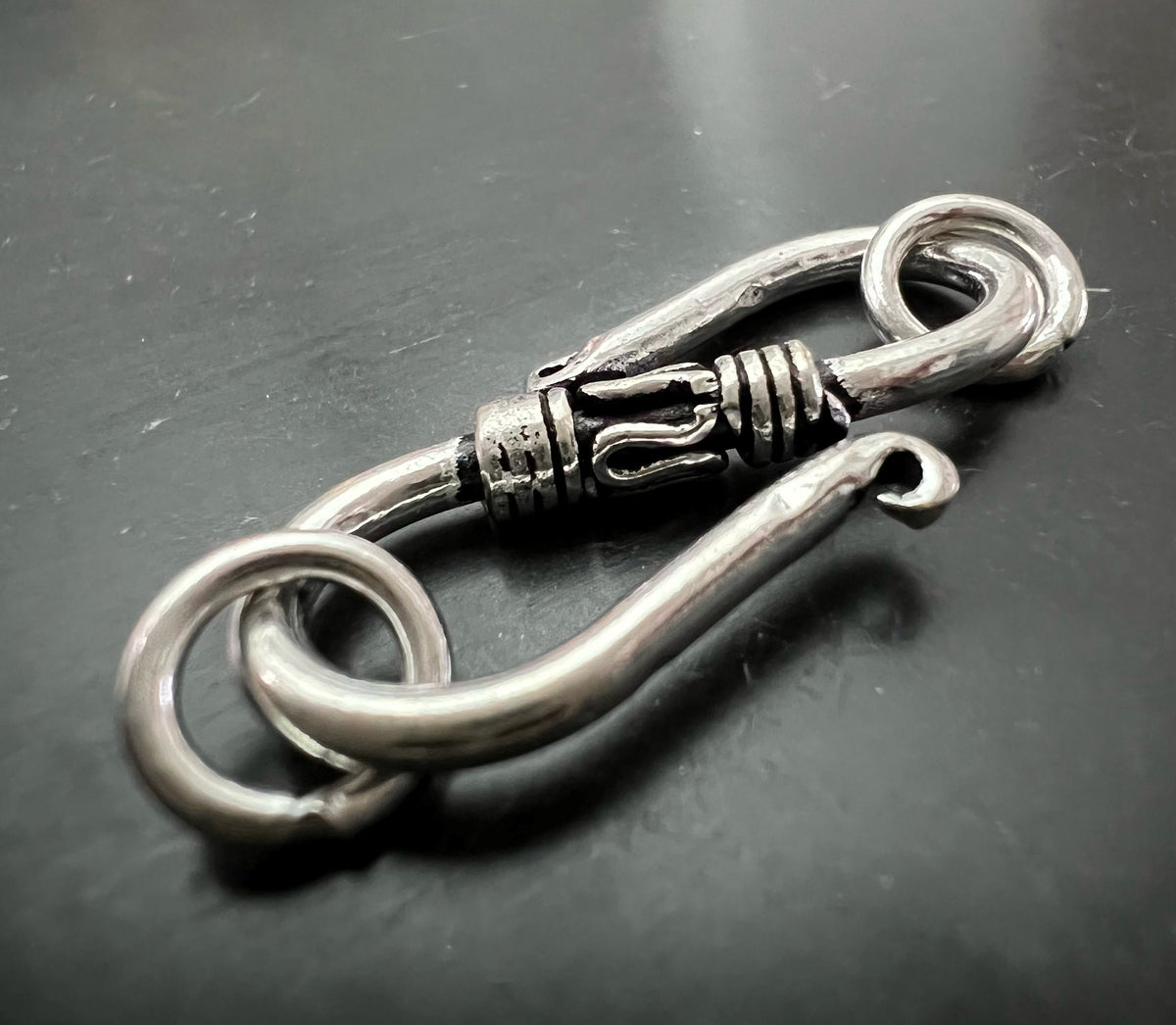 S-Haken-Verschluss Kupfer versilbert, geschwärzt, 28 mm | E7