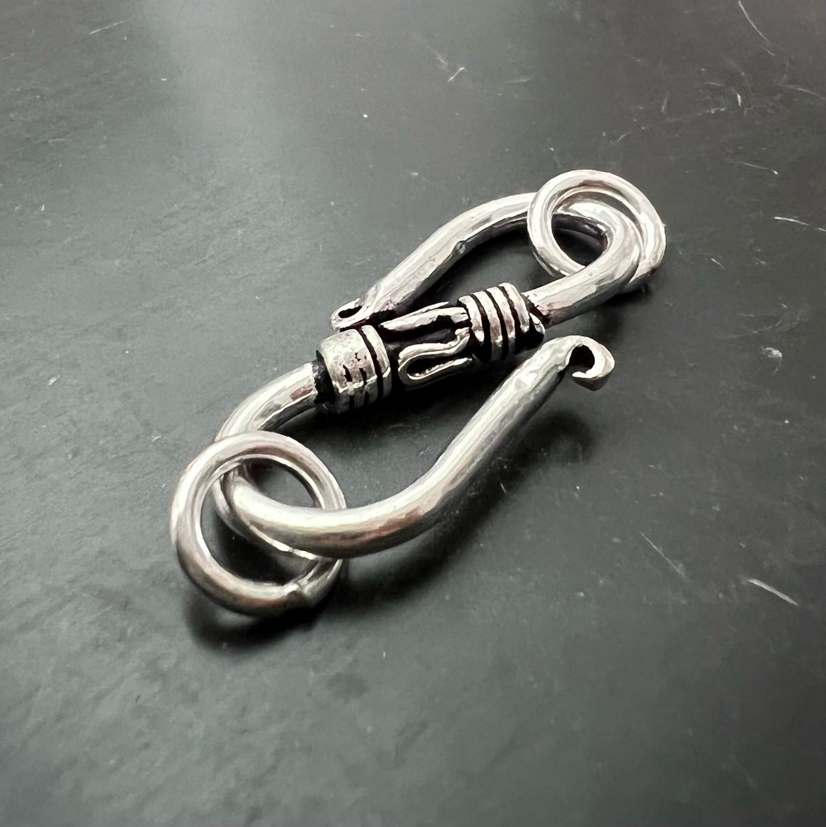 S-Haken-Verschluss Kupfer versilbert, geschwärzt, 28 mm | E7
