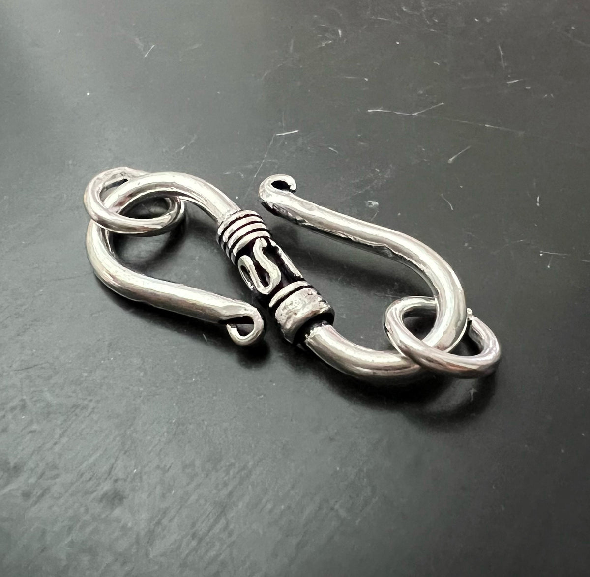S-Haken-Verschluss Kupfer versilbert, geschwärzt, 28 mm | E7