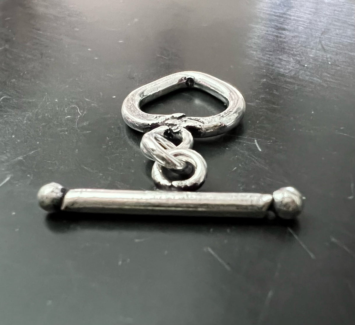 Knebel Verschluss Kupfer versilbert, Herz-Form, geschwärzt, 14 × 13 mm | E8