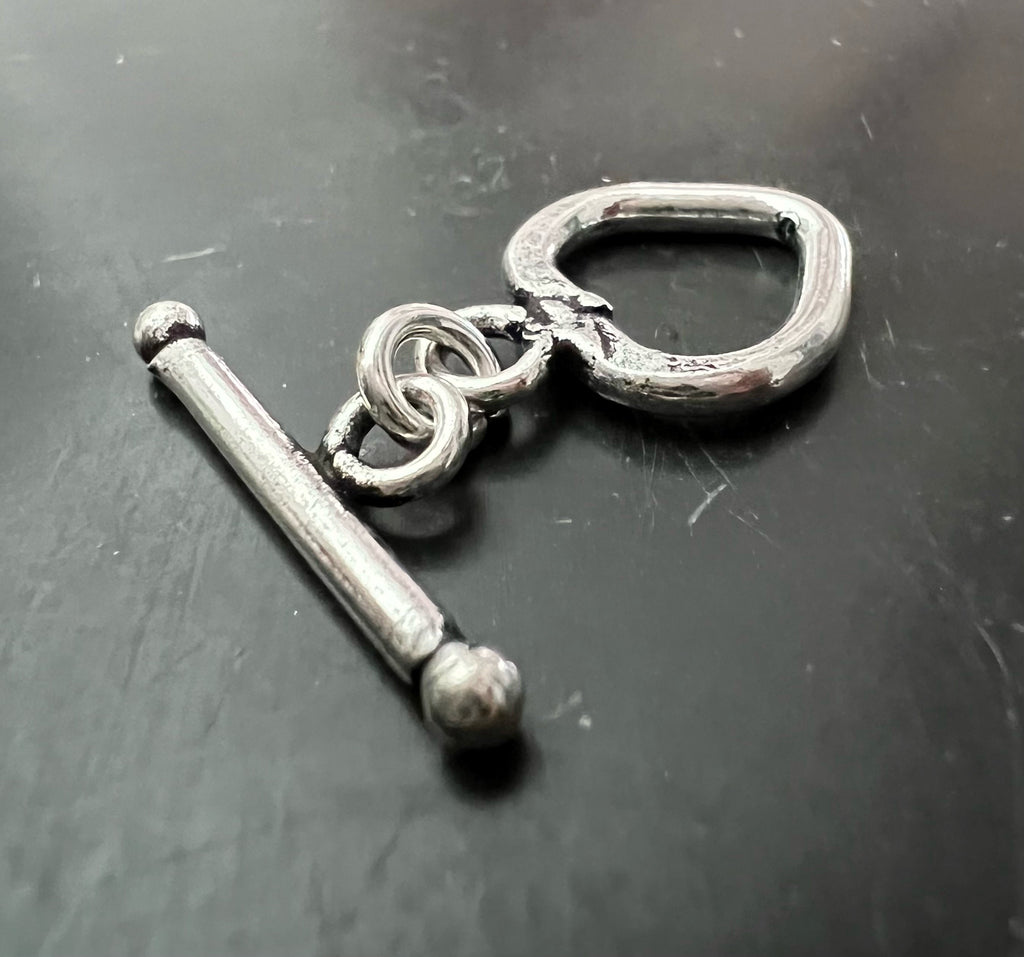 Knebel Verschluss Kupfer versilbert, Herz-Form, geschwärzt, 14 × 13 mm | E8