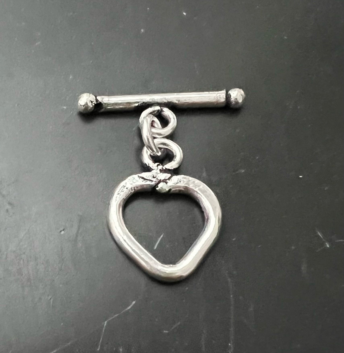 Knebel Verschluss Kupfer versilbert, Herz-Form, geschwärzt, 14 × 13 mm | E8