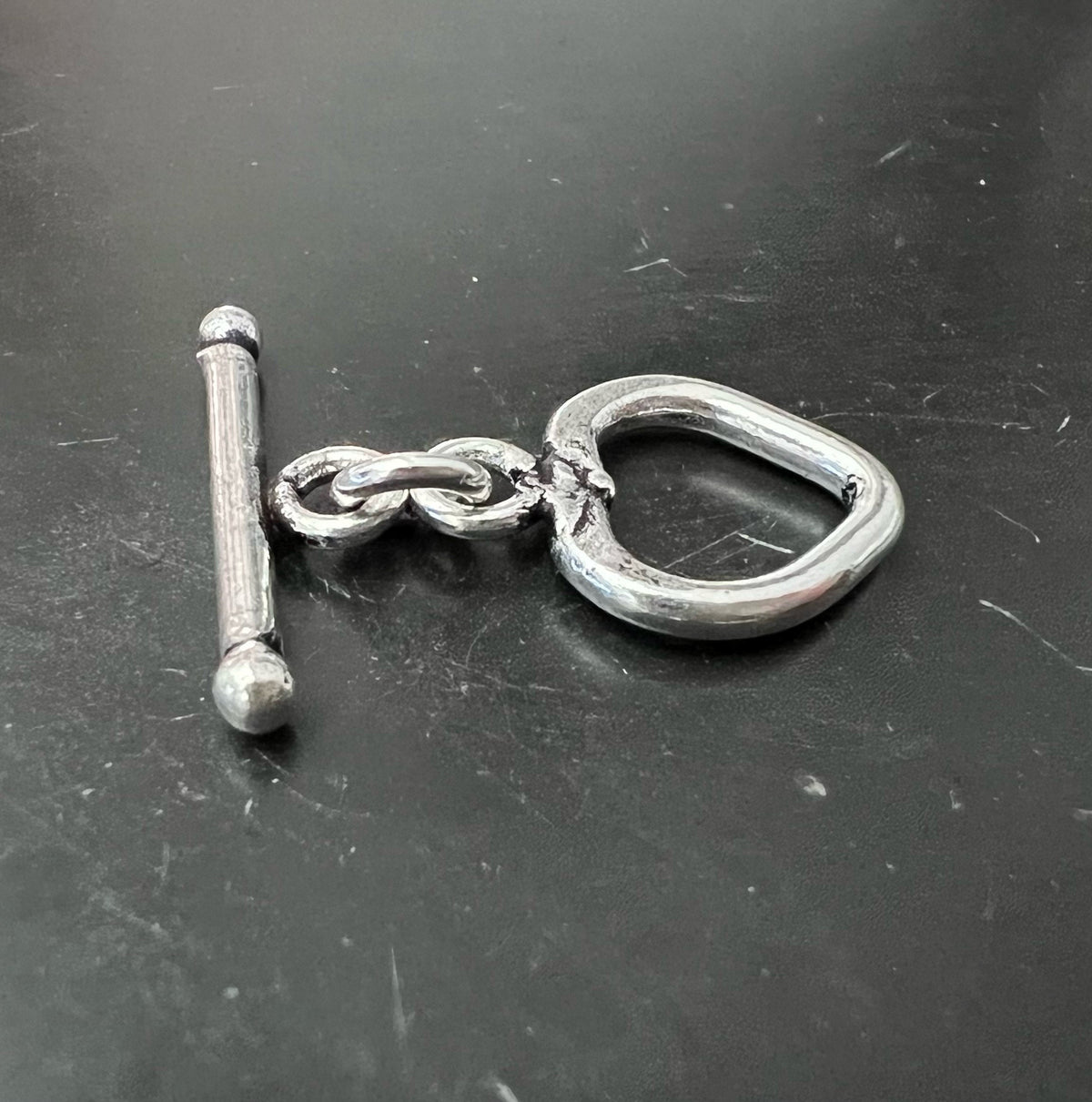 Knebel Verschluss Kupfer versilbert, Herz-Form, geschwärzt, 14 × 13 mm | E8