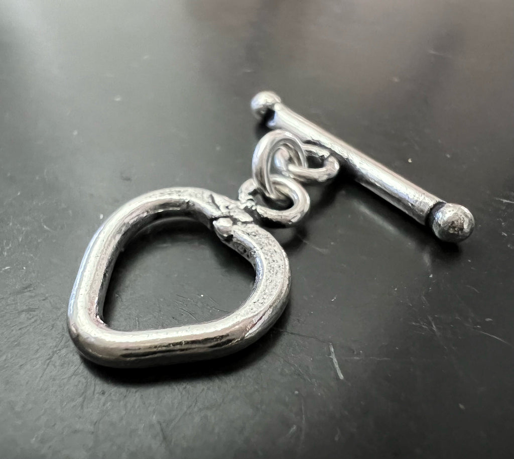 Knebel Verschluss Kupfer versilbert, Herz-Form, geschwärzt, 14 × 13 mm | E8