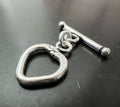Knebel Verschluss Kupfer versilbert, Herz-Form, geschwärzt, 14 × 13 mm | E8