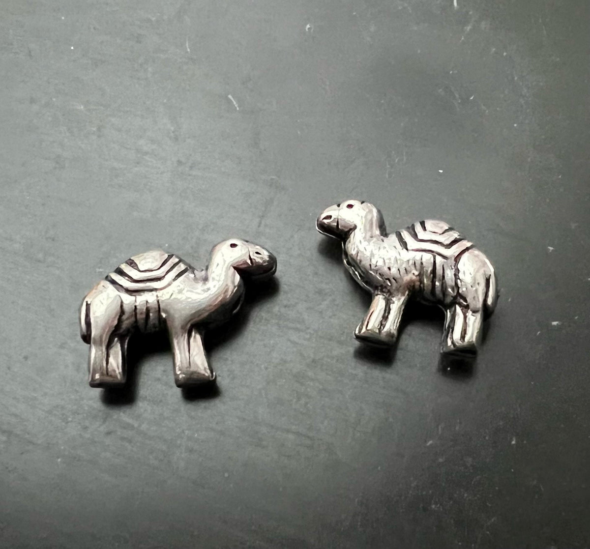Kupfer Kamel Perle, versilbert, geschwärzt, 16 × 12 mm | E10
