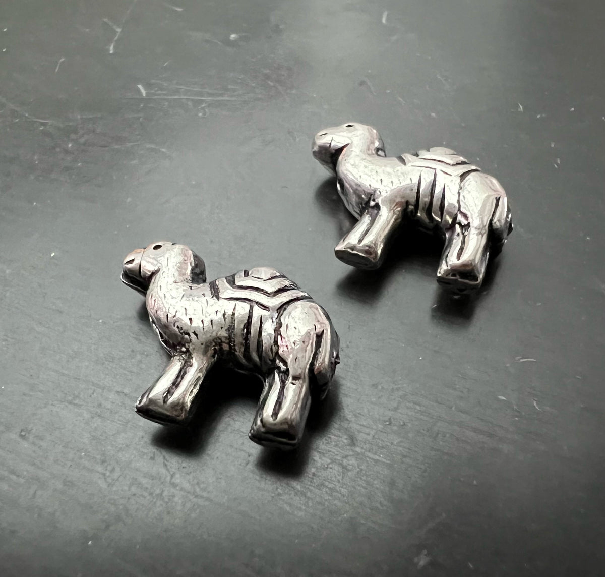 Kupfer Kamel Perle, versilbert, geschwärzt, 16 × 12 mm | E10