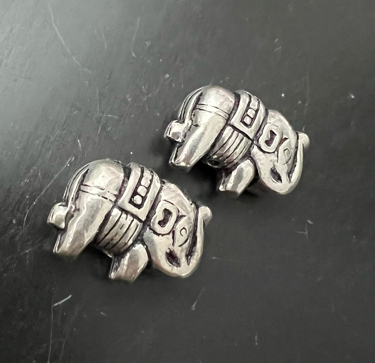 Kupfer Elefant Perle, versilbert, geschwärzt, 16 × 12 mm | E11