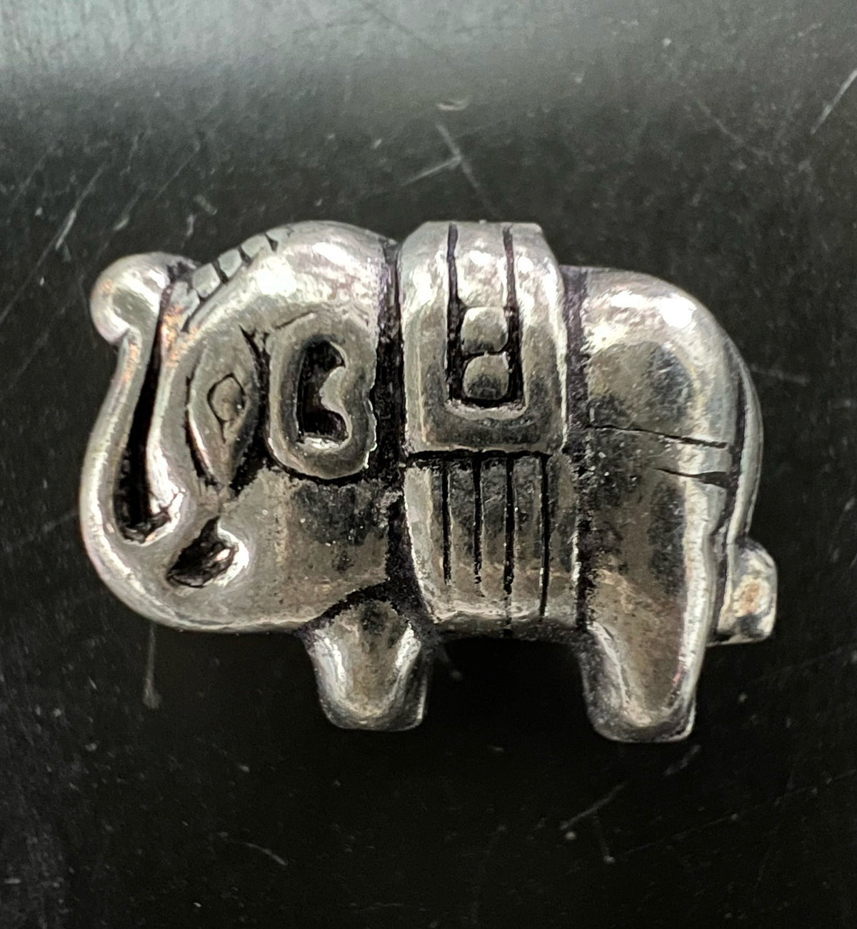 Kupfer Elefant Perle, versilbert, geschwärzt, 16 × 12 mm | E11