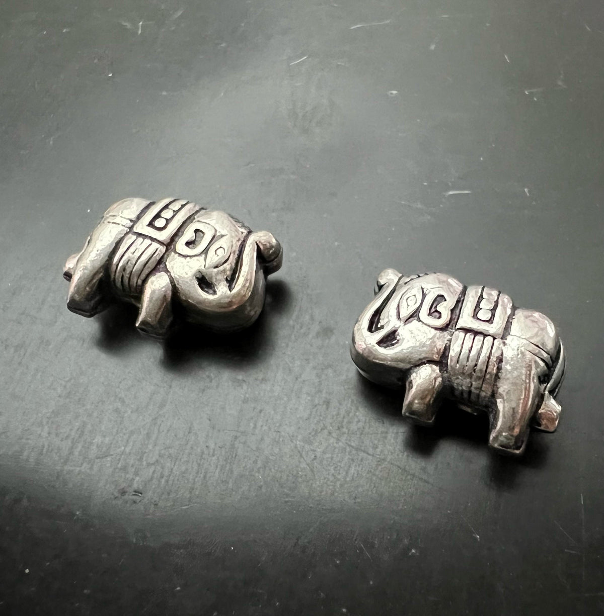 Kupfer Elefant Perle, versilbert, geschwärzt, 16 × 12 mm | E11