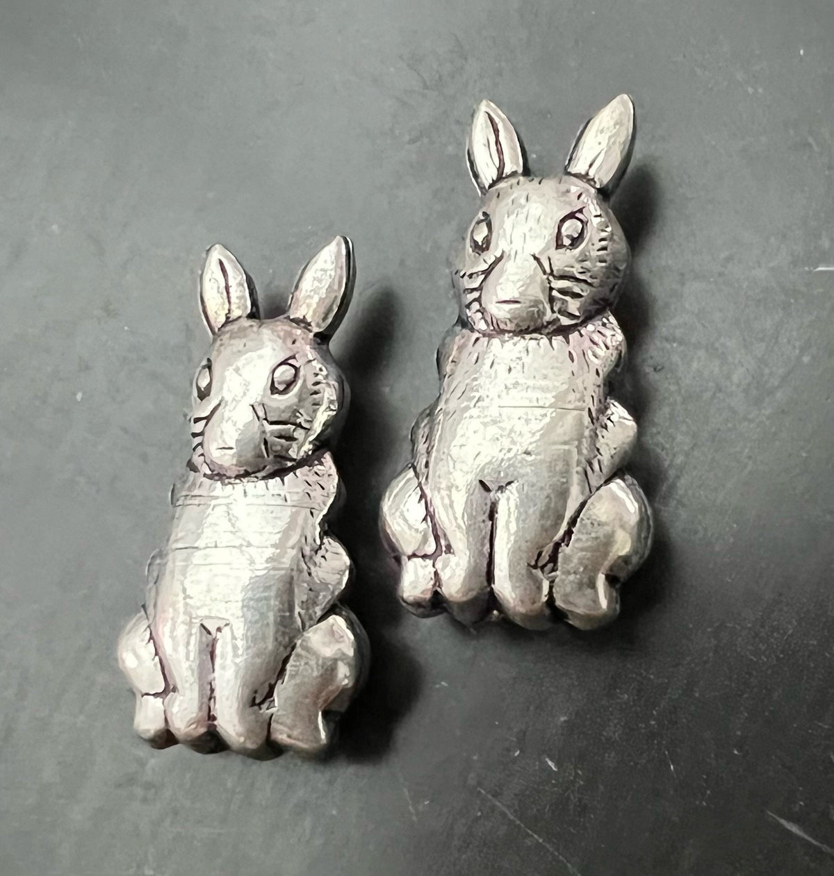 Kupfer Hase Perle, versilbert, geschwärzt, 22 × 11 mm | E12