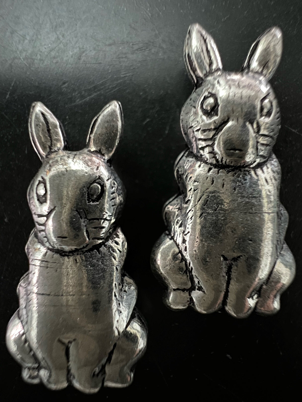 Kupfer Hase Perle, versilbert, geschwärzt, 22 × 11 mm | E12
