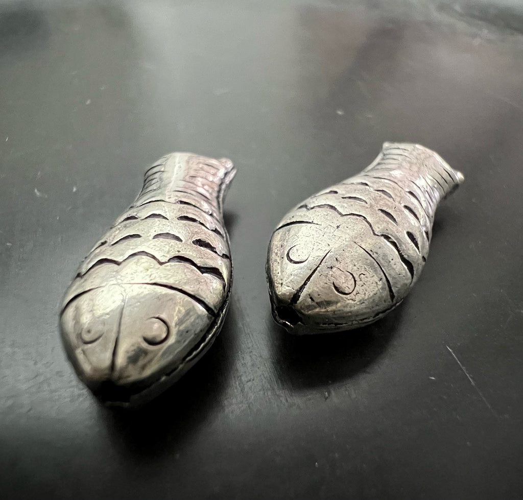 Kupfer Fisch Perle, versilbert, geschwärzt, 21 × 9,5 mm | E13