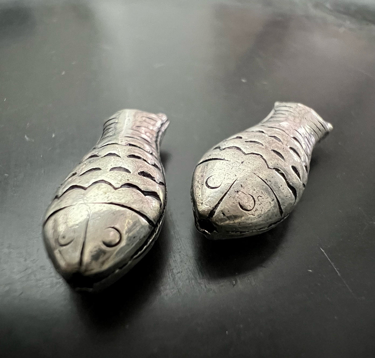 Kupfer Fisch Perle, versilbert, geschwärzt, 21 × 9,5 mm | E13