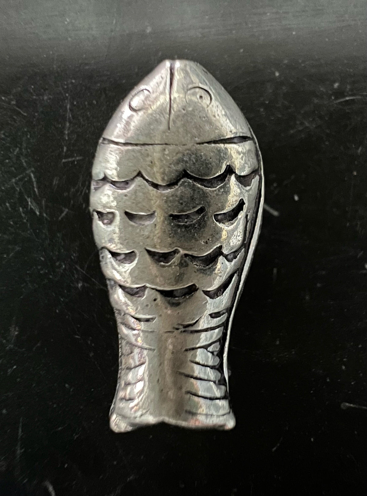 Kupfer Fisch Perle, versilbert, geschwärzt, 21 × 9,5 mm | E13