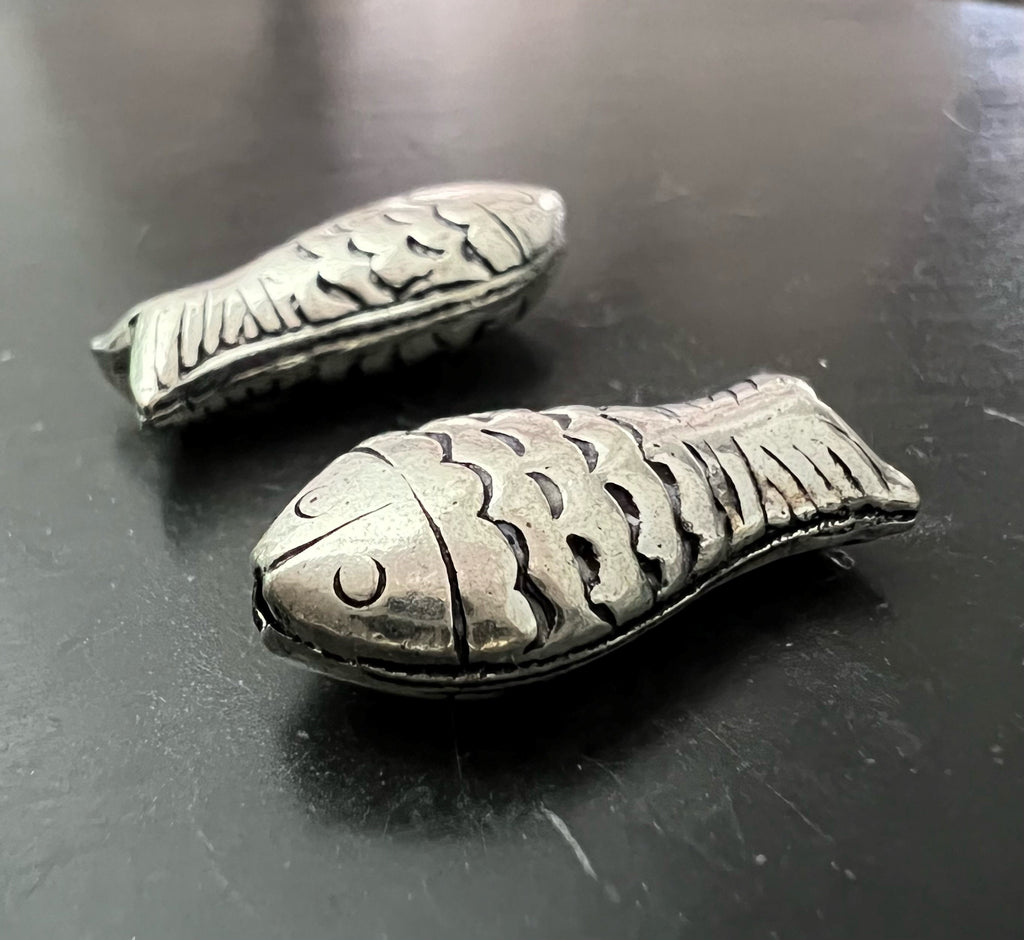 Kupfer Fisch Perle, versilbert, geschwärzt, 21 × 9,5 mm | E13
