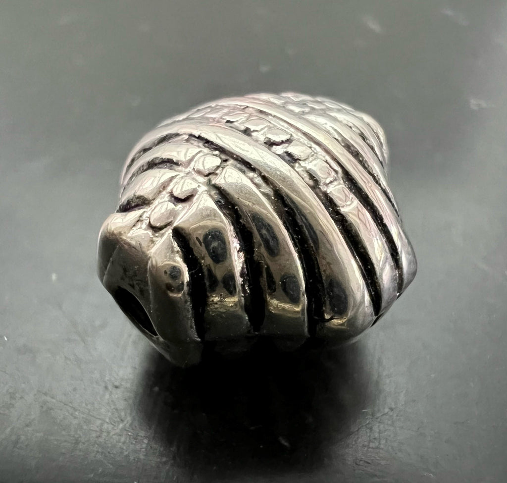 Kupfer Muschel Perle, versilbert, geschwärzt, 17 × 19 mm | E15