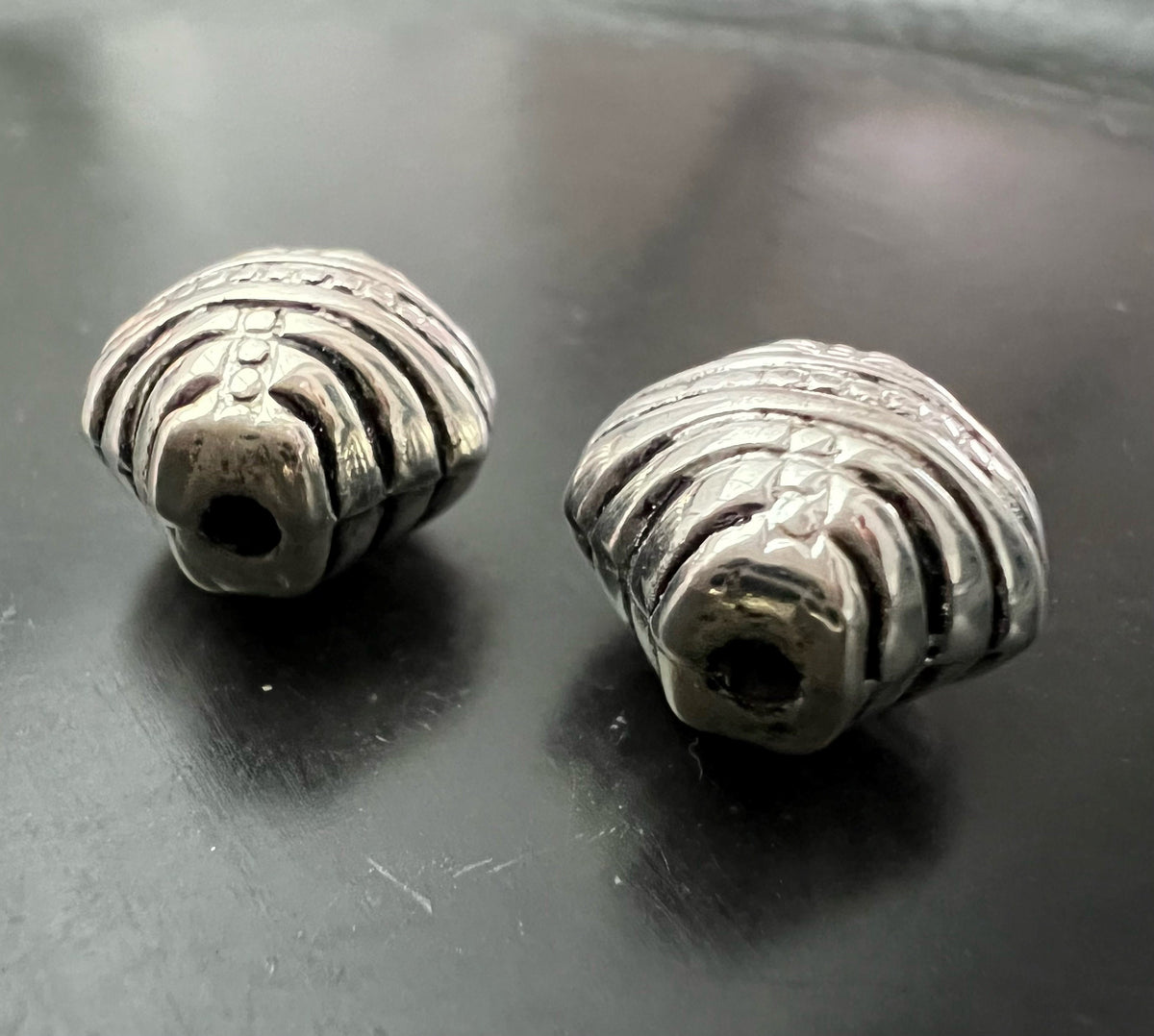 Kupfer Muschel Perle, versilbert, geschwärzt, 17 × 19 mm | E15