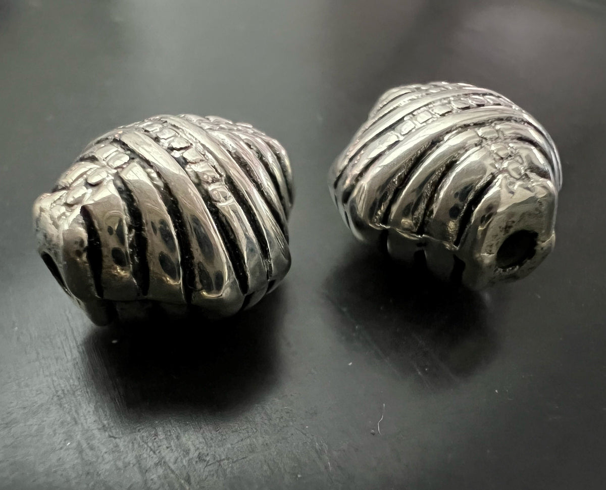 Kupfer Muschel Perle, versilbert, geschwärzt, 17 × 19 mm | E15