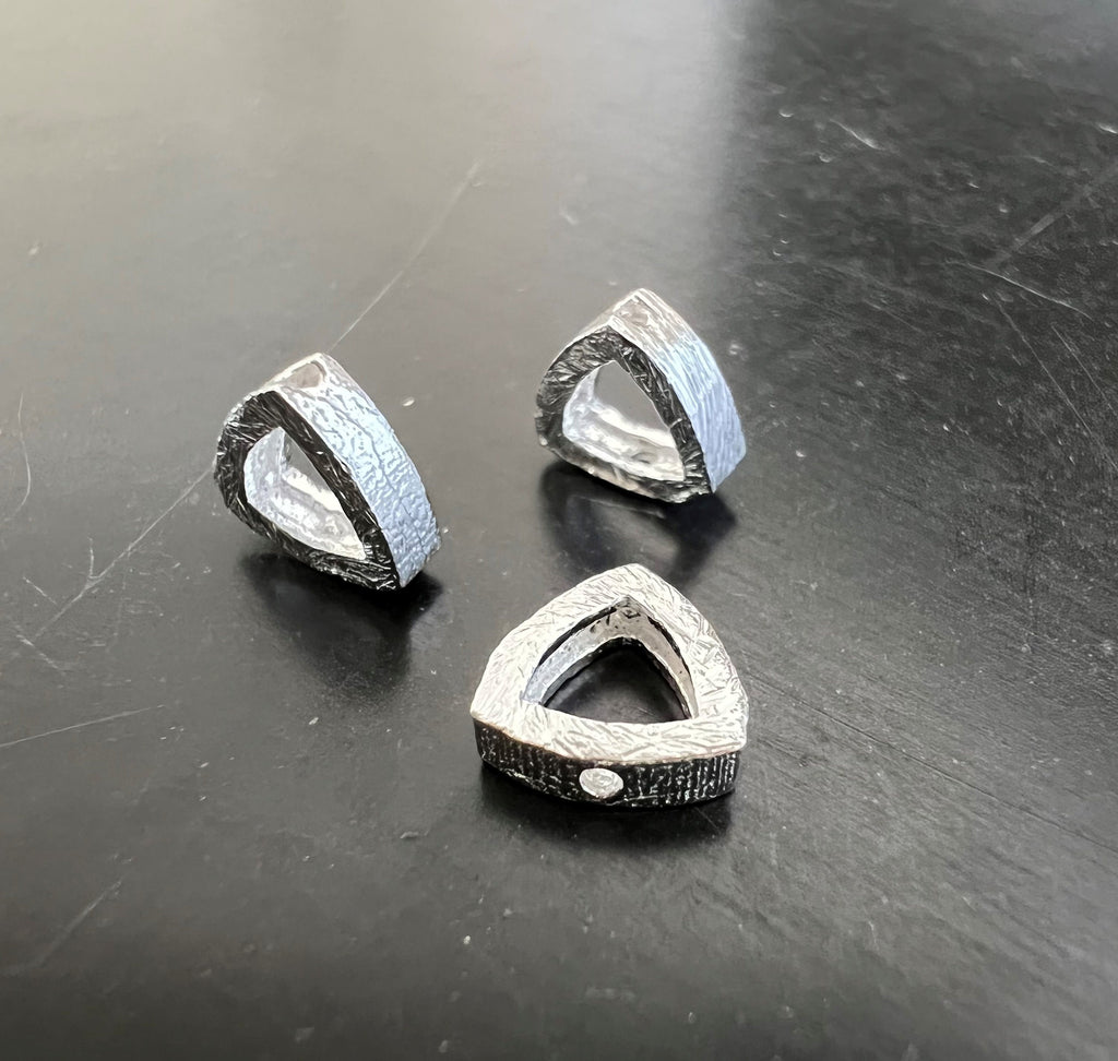 Dreieck, 925-Silber, gebürstet, 6 × 2 mm | B47