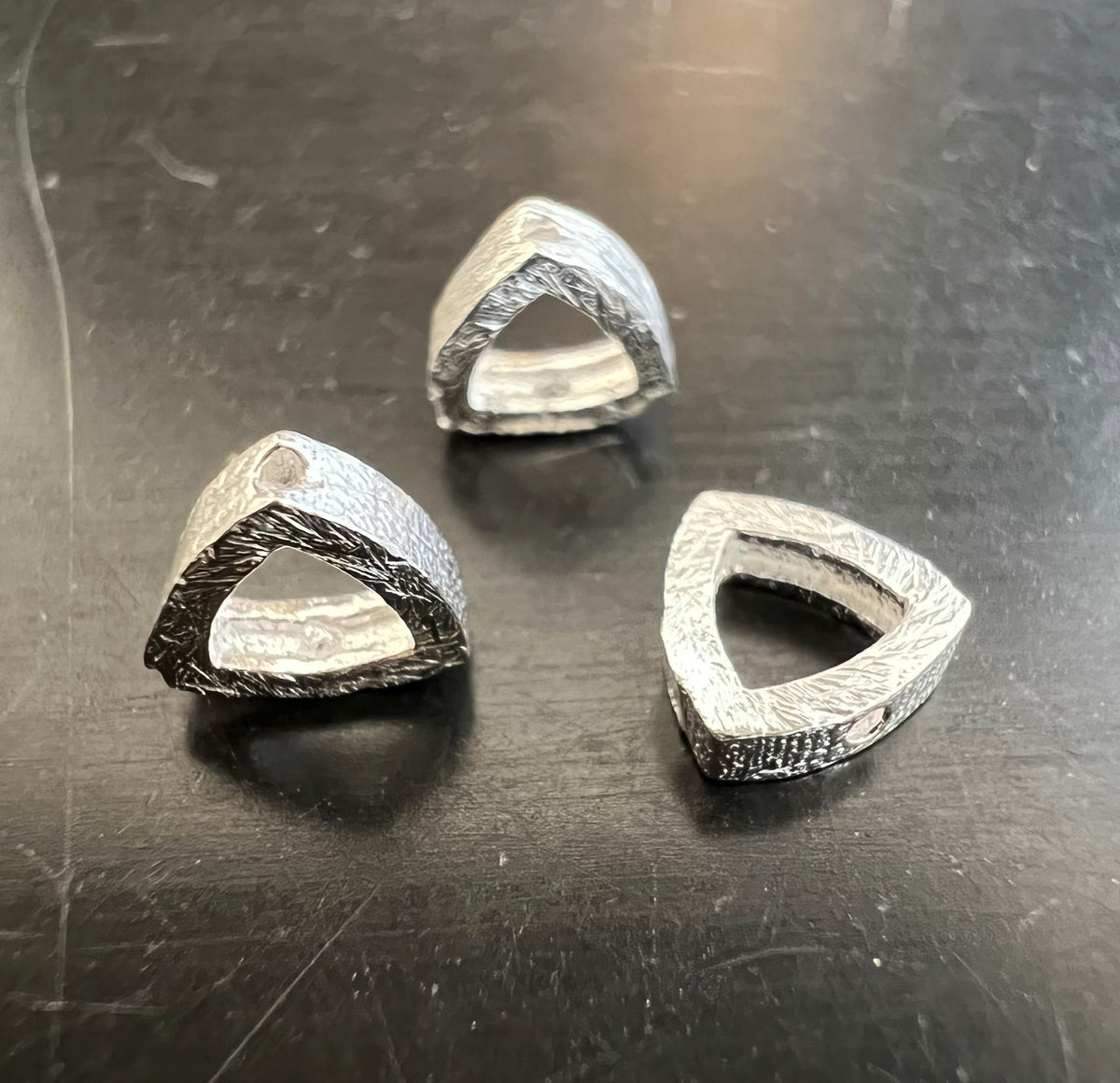 Dreieck, 925-Silber, gebürstet, 6 × 2 mm | B47