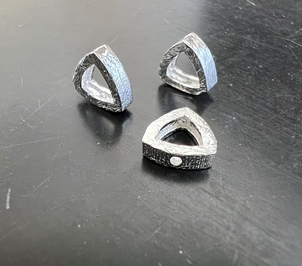 Dreieck, 925-Silber, gebürstet, 6 × 2 mm | B47