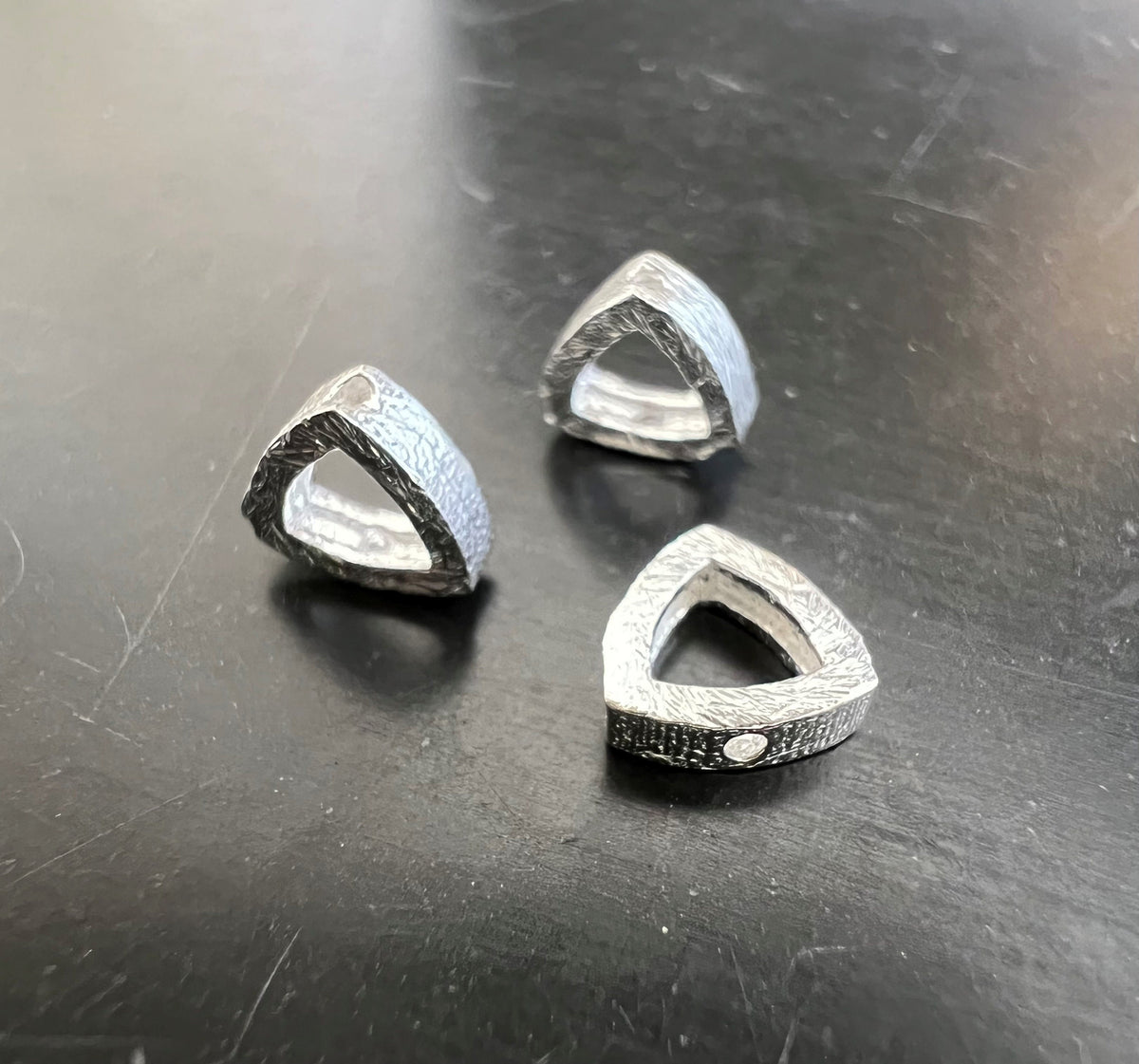 Dreieck, 925-Silber, gebürstet, 6 × 2 mm | B47