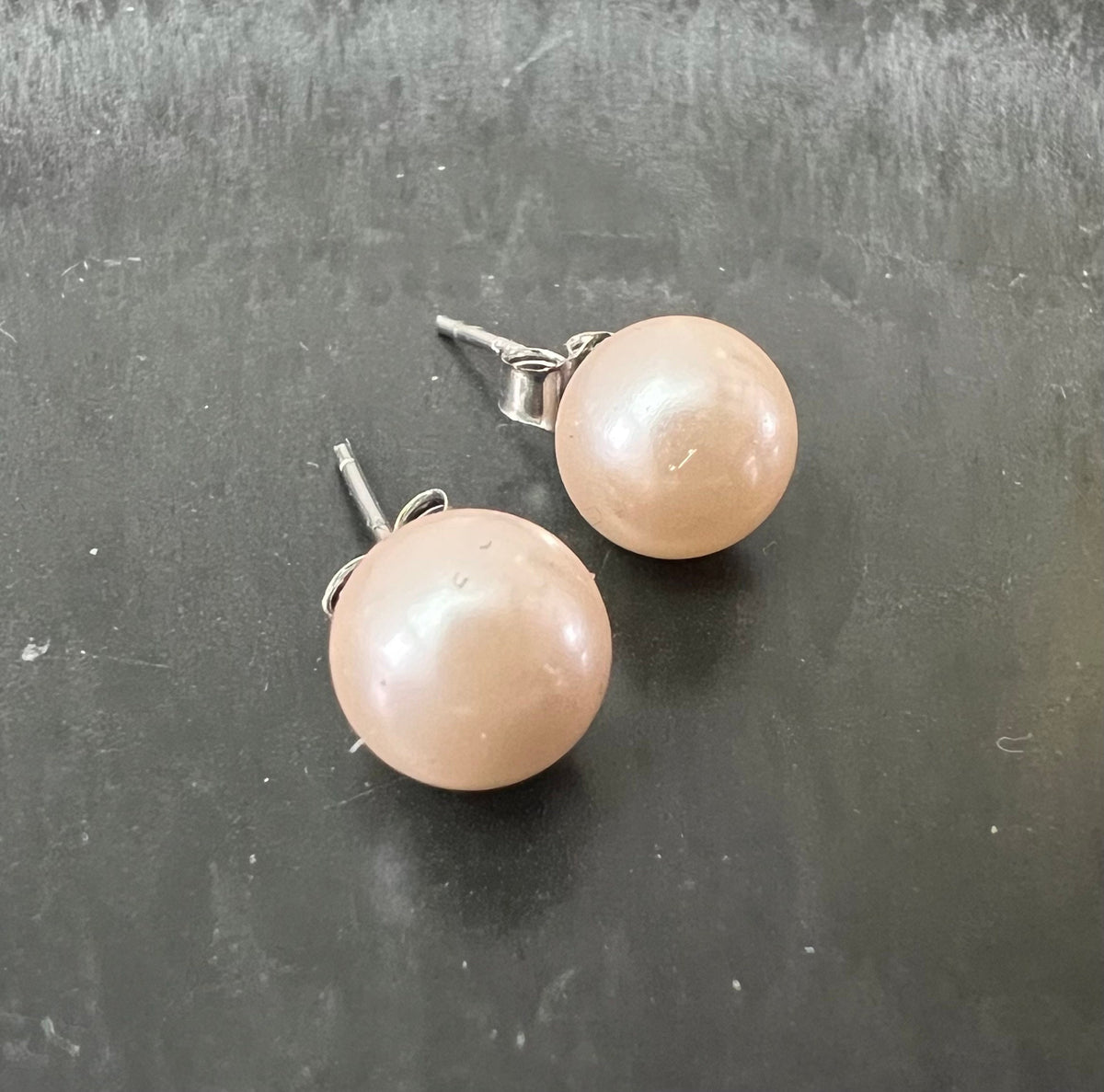 Muschelkern Ohrstecker 925-Silber, lachs-rosa, 8 mm | F18