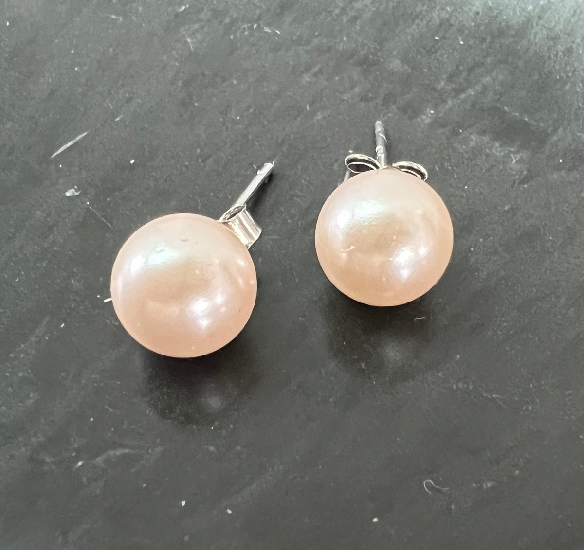 Muschelkern Ohrstecker 925-Silber, lachs-rosa, 8 mm | F18